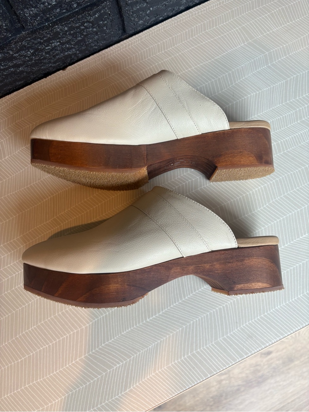 Poppy Barley Brooklin Clog in off white